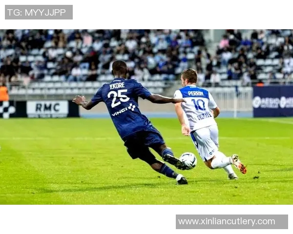 法乙激战欧塞尔主场迎战巴黎球队争夺关键积分之战