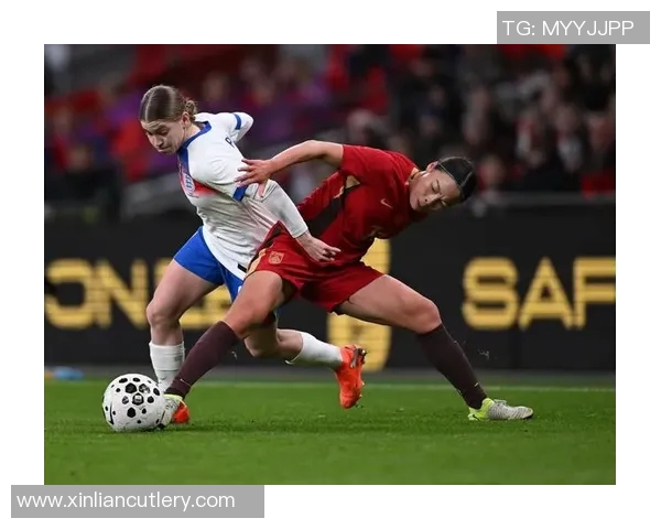 英格兰女足与日本女足激战正酣谁能在国际赛场上笑到最后